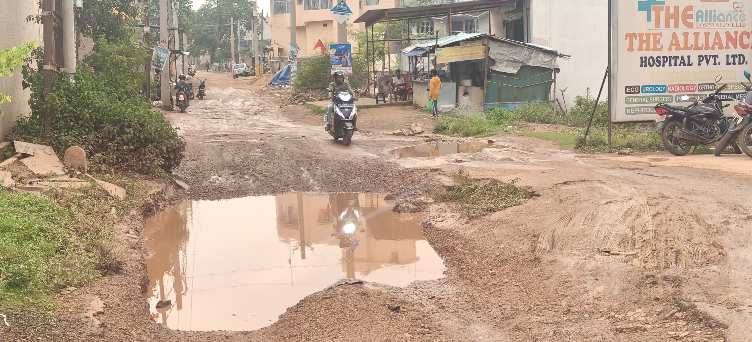 डेढ़ साल बाद भी शुरू नहीं हुआ सड़क निर्माण, गड्ढों से परेशानी