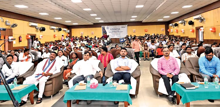 Jharsuguda News: विकसित और नये ओडिशा के निर्माण के लिए सफल और सक्षम छात्र अत्यंत आवश्यक : सुरेश पुजारी
