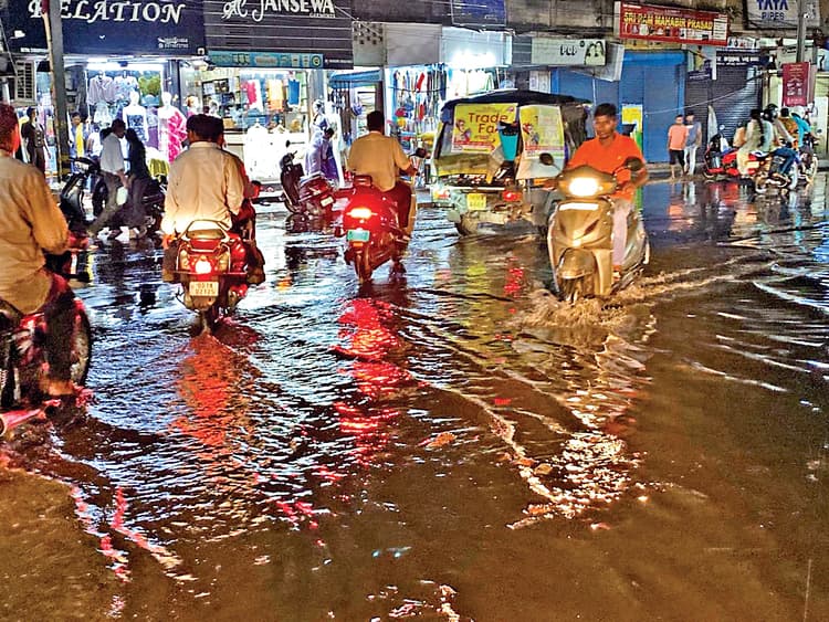 Rourkela News: दिनभर धूप ने किया परेशान, शााम में आंधी-पानी से कई इलाकों में जलजमाव, गिरे पेड़