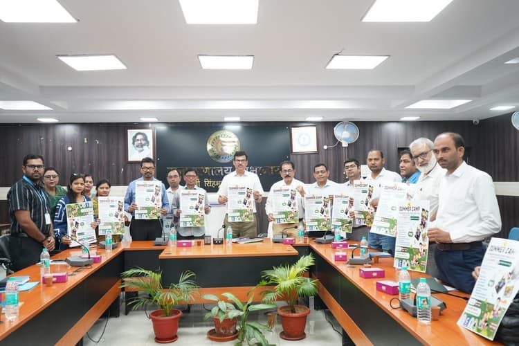 Jamshedpur News : लापरवाह कर्मियों की पहचान कर करें कार्रवाई : डीसी