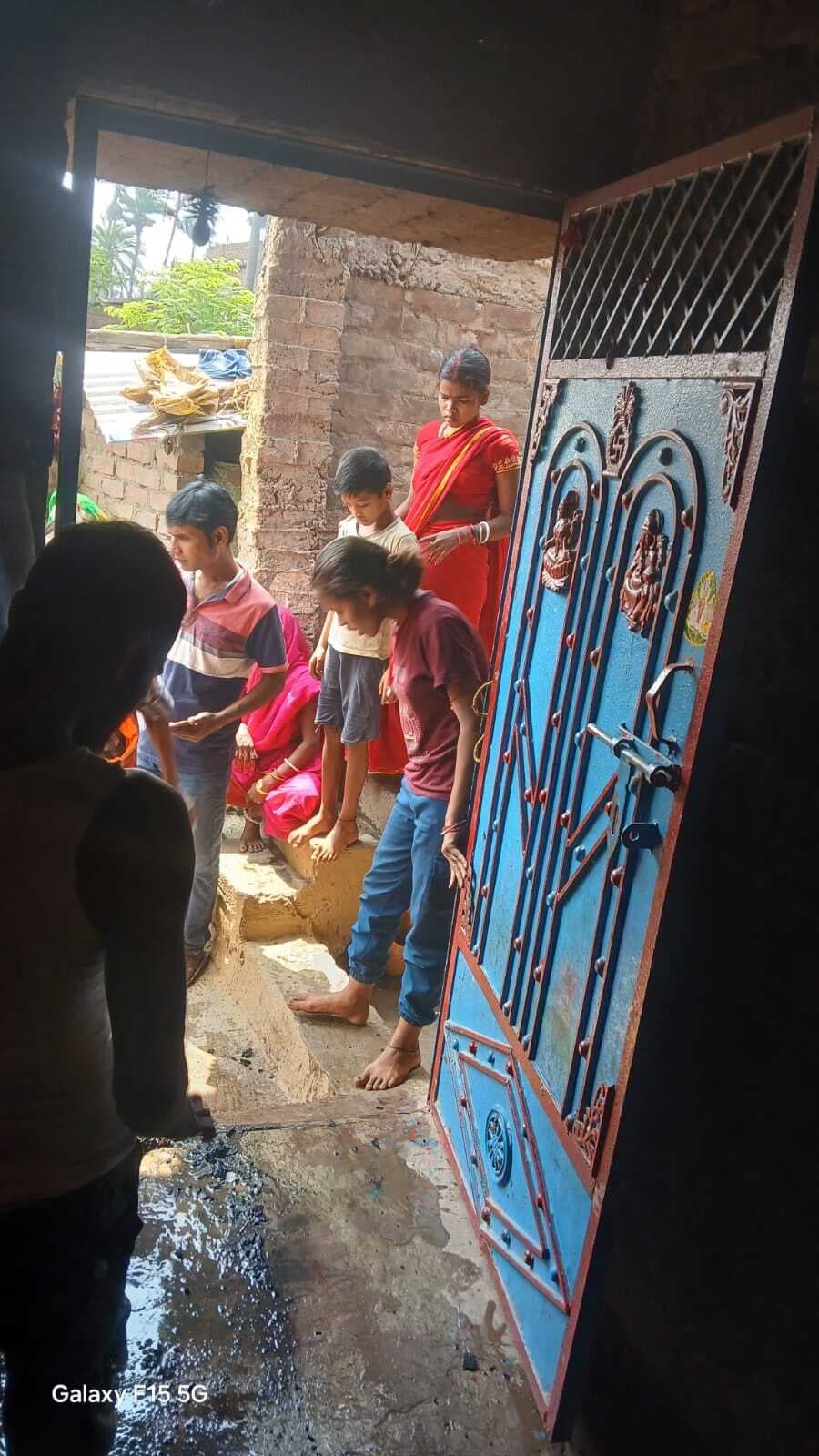 Bhagalpur : शॉर्ट सर्किट से घर में लगी आग, हजारों रुपये की संपत्ति का नुकसान