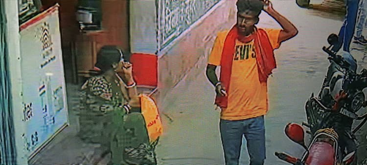 Banka : बेलहर में मां-बेटी को गोली मार लूटने वाले अपराधियों की तस्वीर CCTV में कैद, पहचान में जुटी पुलिस