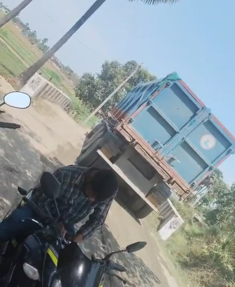 ओवरलोड बालू लदे ट्रकों से बदहाल हुई बरेब-गोविंदपुर सड़क