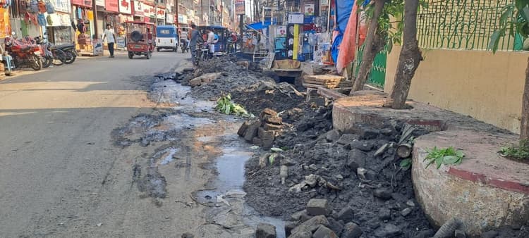 दुर्गंध व कीचड़ से दुकानदार परेशान, संक्रमण का खतरा