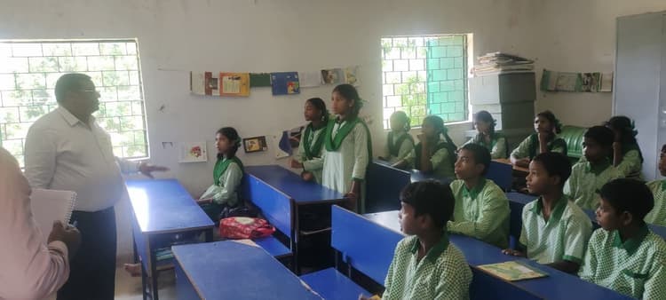 जिला पंचायती राज पदाधिकारी ने मदहातू और तोड़ांग का किया निरीक्षण