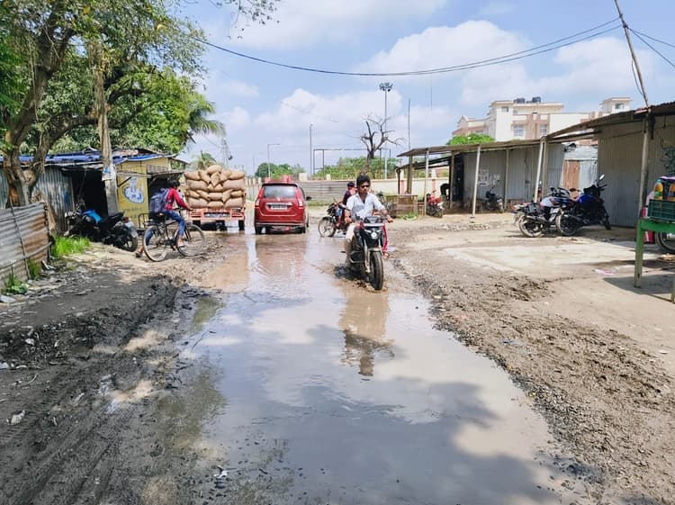 विघोर हाट-कचना मुख्य मार्ग की बदहाली से लोग त्रस्त