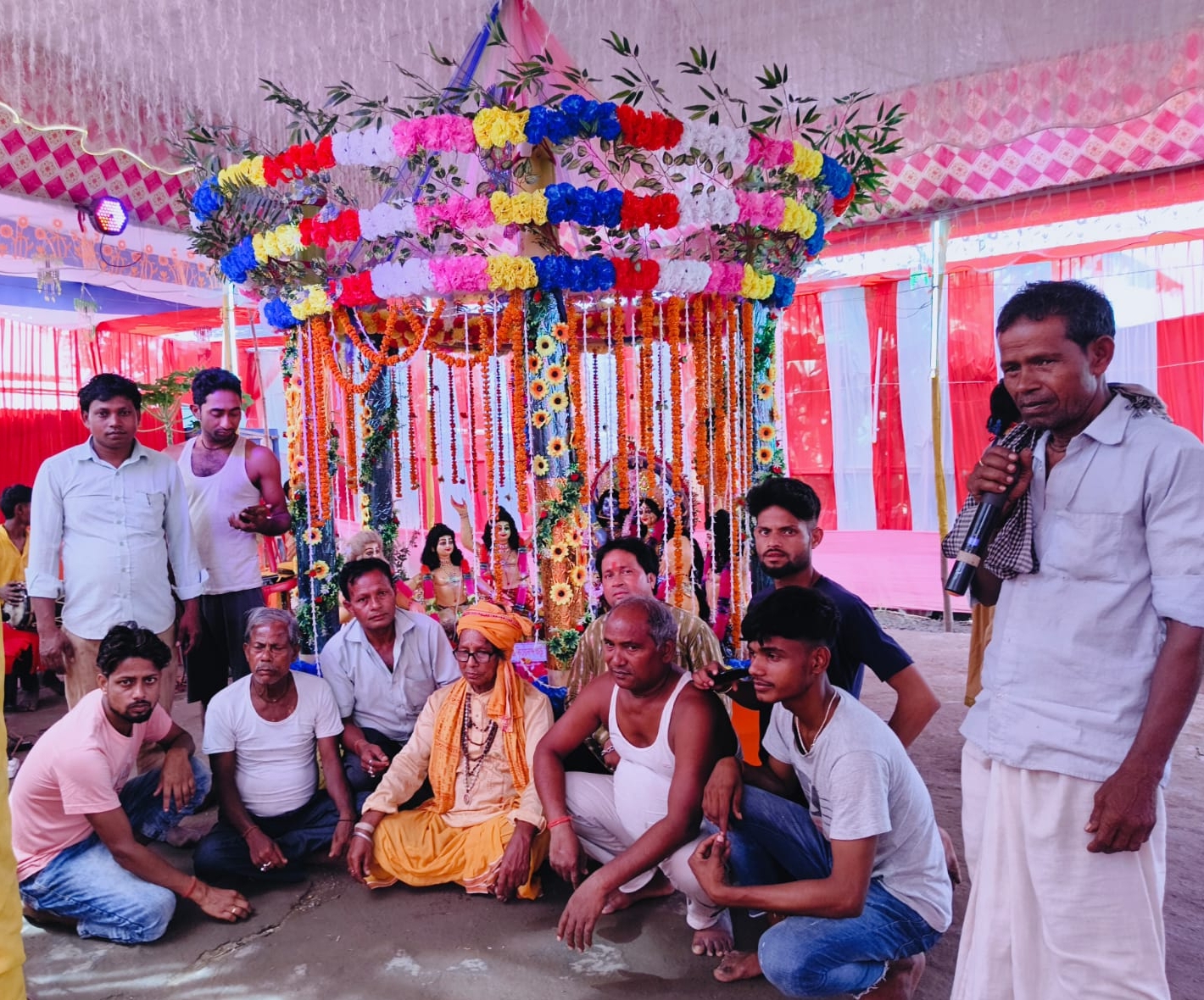 सार्वजनिक 16 प्रहर हरिनाम संकीर्तन से भक्तिमय माहौल से गूंज उठा जोकलबाड़ी गांव