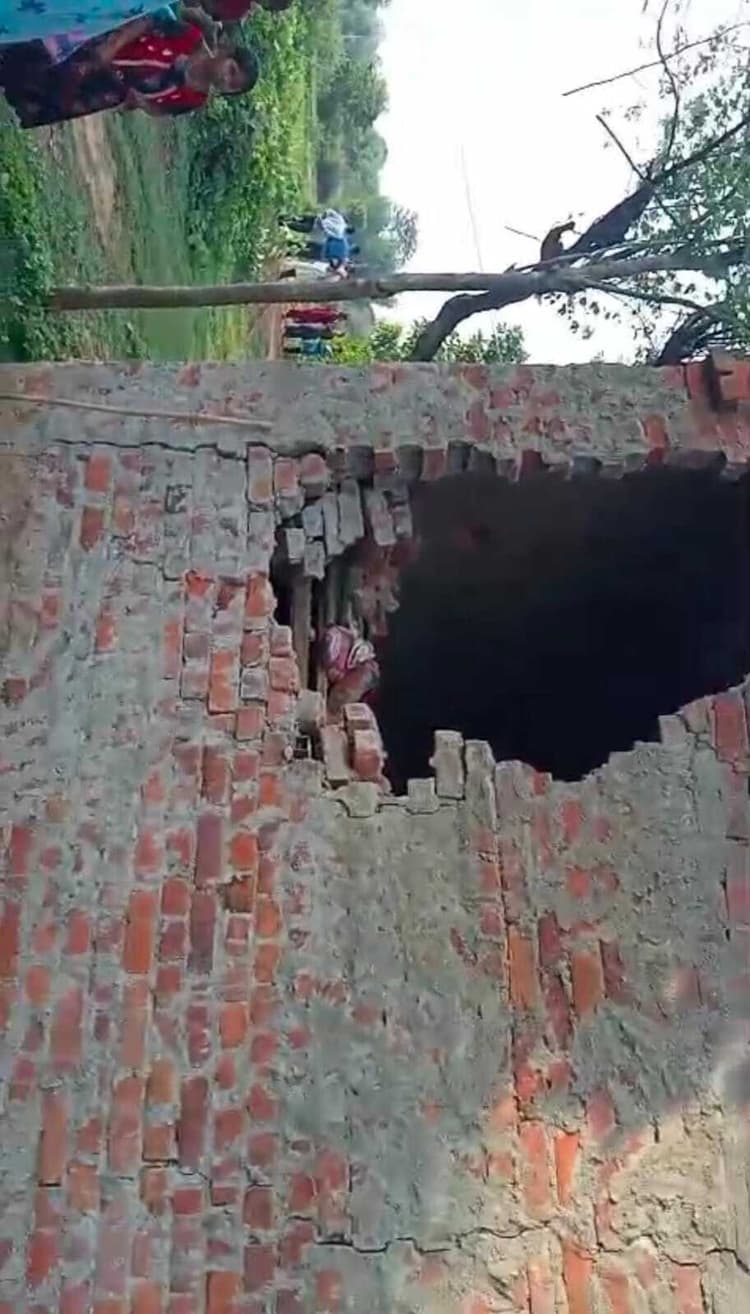 Seraikela Kharsawan News : हाथी ने ग्राम प्रधान का घर तोड़ा मलबे में दबने से महिला घायल