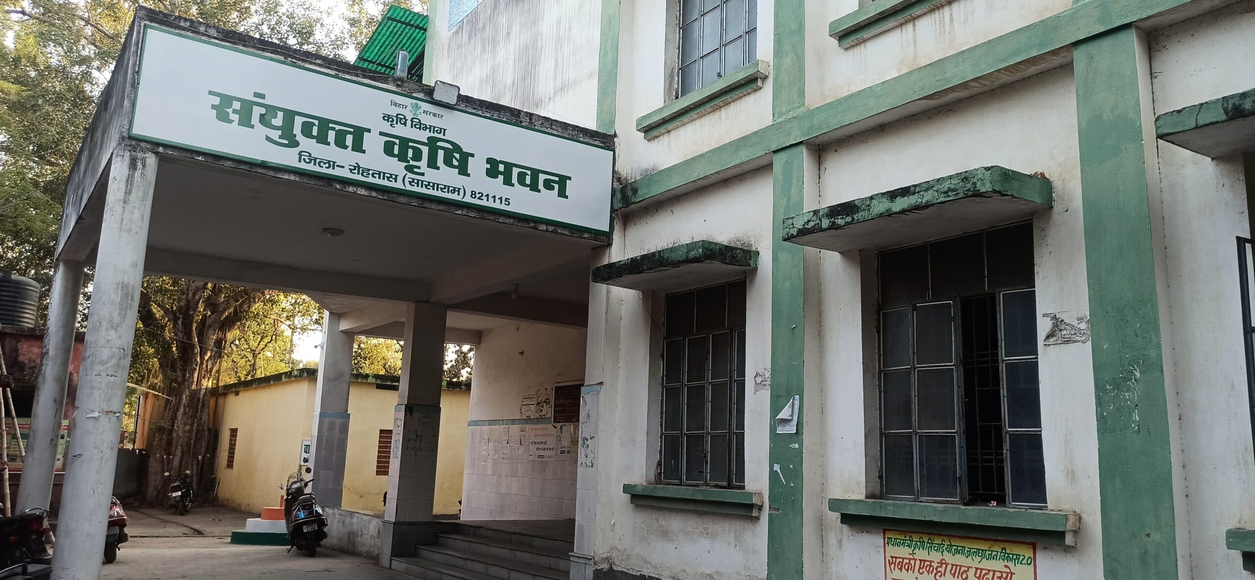 किल्लत की अफवाहों के बीच खाद का भंडारण करने लगे किसान
