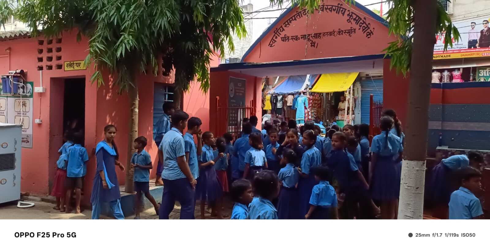 बांका के अमरपुर में विद्यालय के छात्रों को खाने में अंडा नहीं मिलने से किया हंगामा