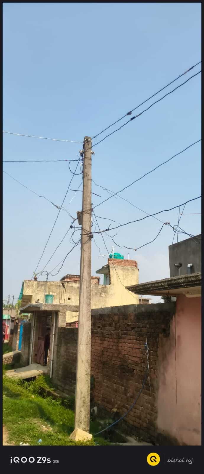 जर्जर बिजली के तार एवं पोल को बदलने के लिए ग्रामीणों ने दिया आवेदन