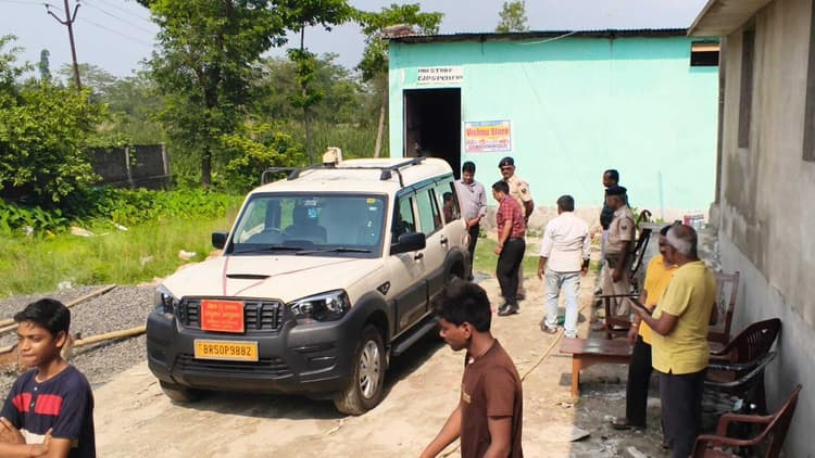 विष्णु स्टोर में वाणिज्य कर विभाग की टीम ने की छापेमारी