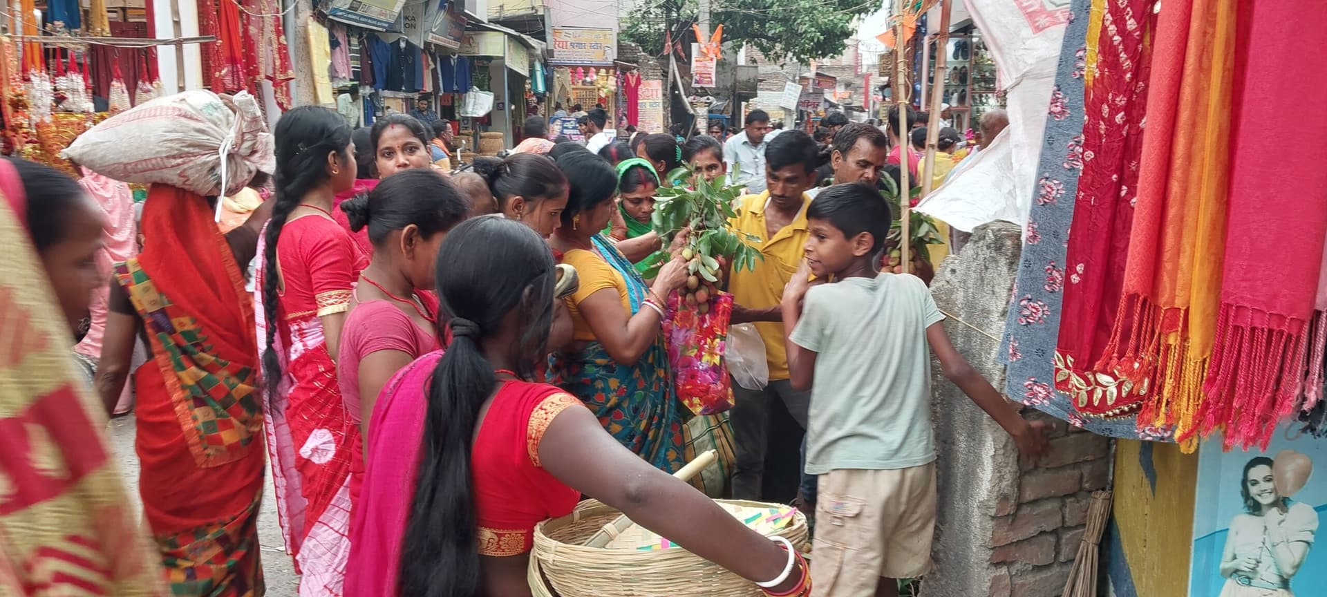 सुहागिन महिलाएं श्रद्धा व आस्था के साथ वट सावित्री व्रत करेंगी