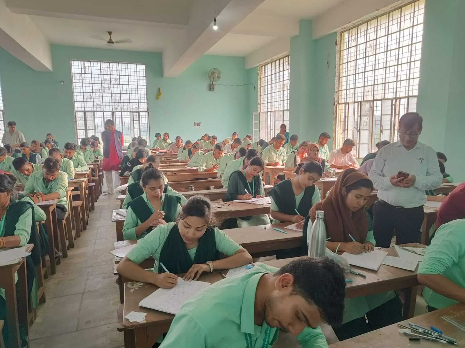 डीएस कॉलेज में हो रही बीएड दूसरी पाली की परीक्षा नियंत्रक ने किया निरीक्षण