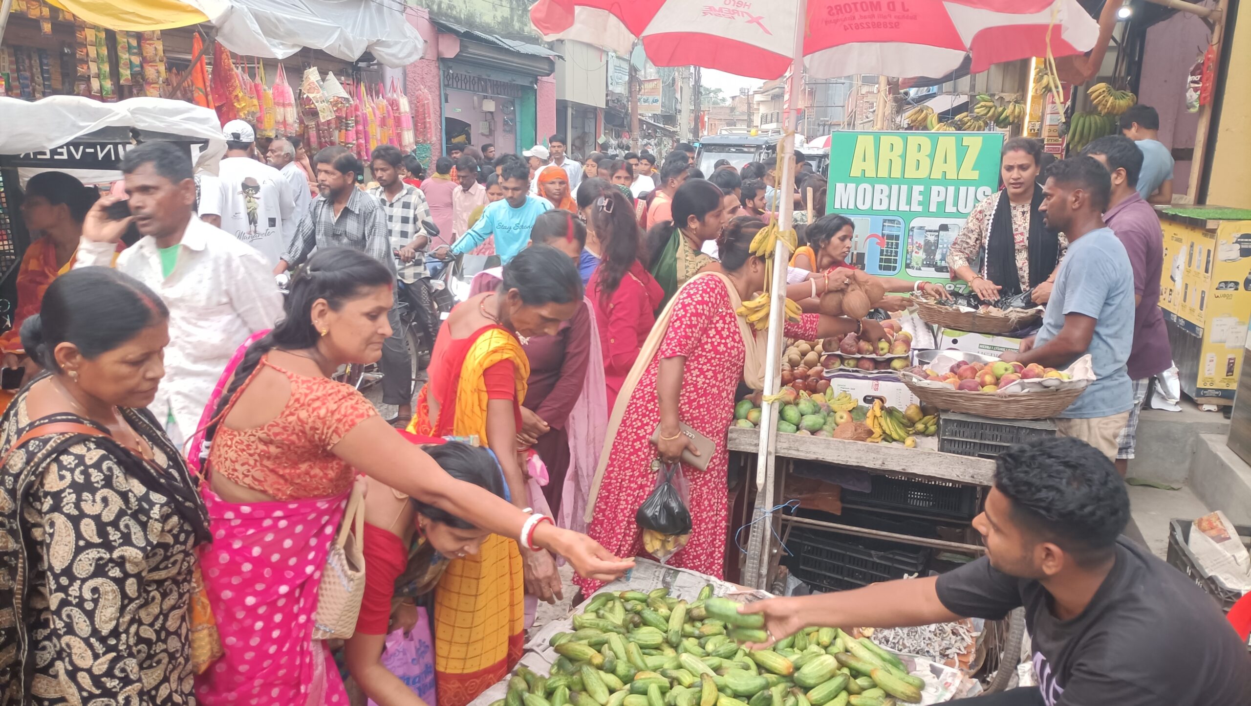 वट सावित्री पूजा की पूर्व संध्या पर किशनगंज में बढ़ी रौनक, बाजारों में उमड़ी सुहागिनों की भारी भीड़