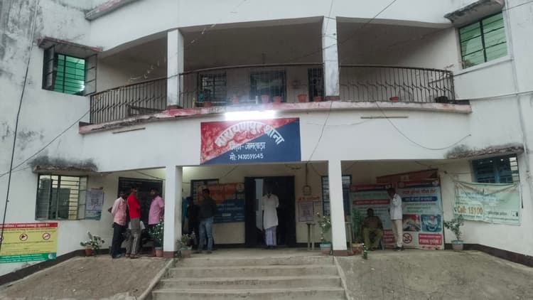 मोबाइल चोरी के आरोप में पकड़ाया बंगाल का युवक, हुई धुनाई