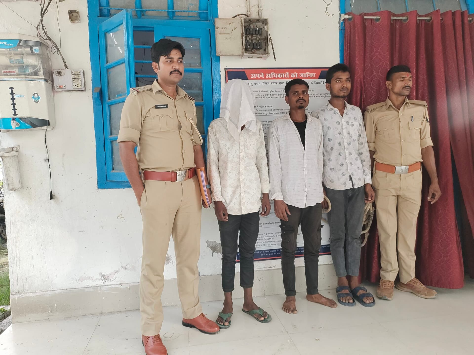 वाहन चेकिंग के दौरान एक पिस्टल के साथ तीन युवक गिरफ्तार