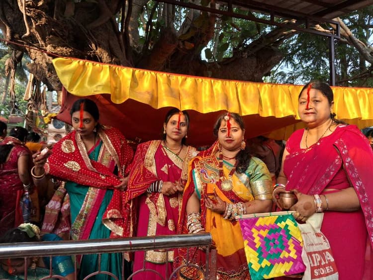 सुहागिनों ने अखंड सौभाग्यवती बने रहने का मांगा वर