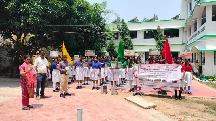डेंगू उन्मूलन को लेकर स्वास्थ्य कर्मियों व छात्राओं को दिलायी शपथ