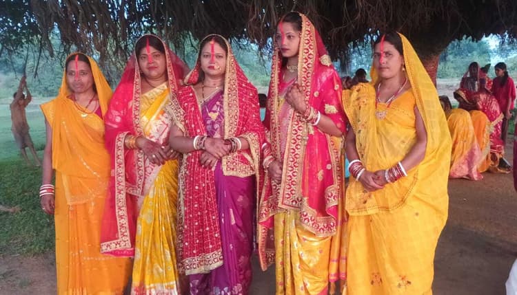 अखंड सुहाग के लिए महिलाओं ने की वट वृक्ष की पूजा