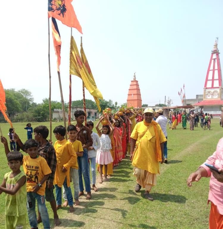 पंच कुंडीय गायत्री महायज्ञ को लेकर निकाली कलश यात्रा