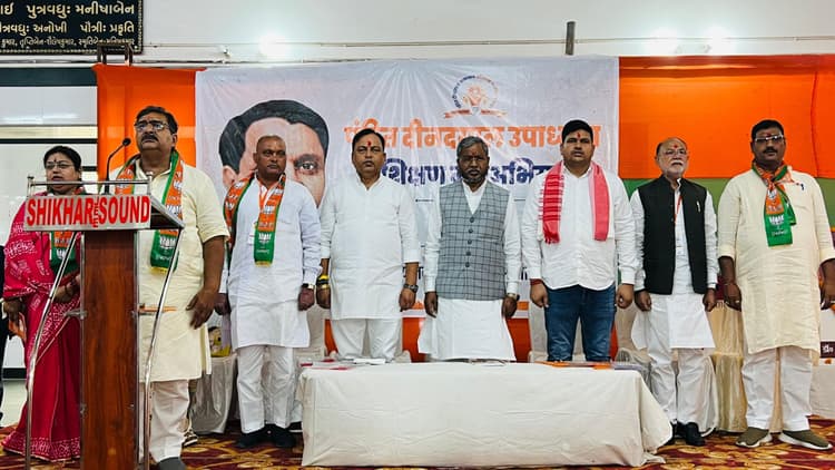 Giridih News :प. बंगाल के पार्टी कार्यकर्ताओं से सीखने की जरूरत : बाबूलाल