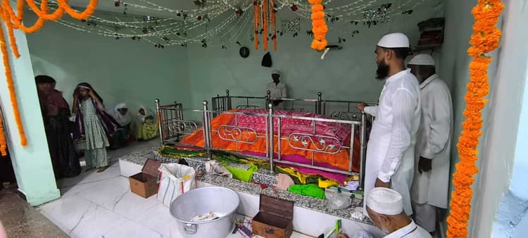 अब्दुल लतीफ शाह बाबा के उर्स में जुटे जायरीन, चादरपोशी से मांगी मन्नतें