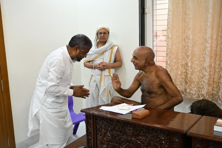 Giridih News :मांझीथान का बंद मिला ताला, बिना पूजा किये लौटे बाबूलाल मरांडी