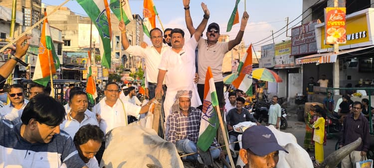 Giridih News :कांग्रेसियों ने बैलगाड़ी पर सवार होकर किया प्रदर्शन