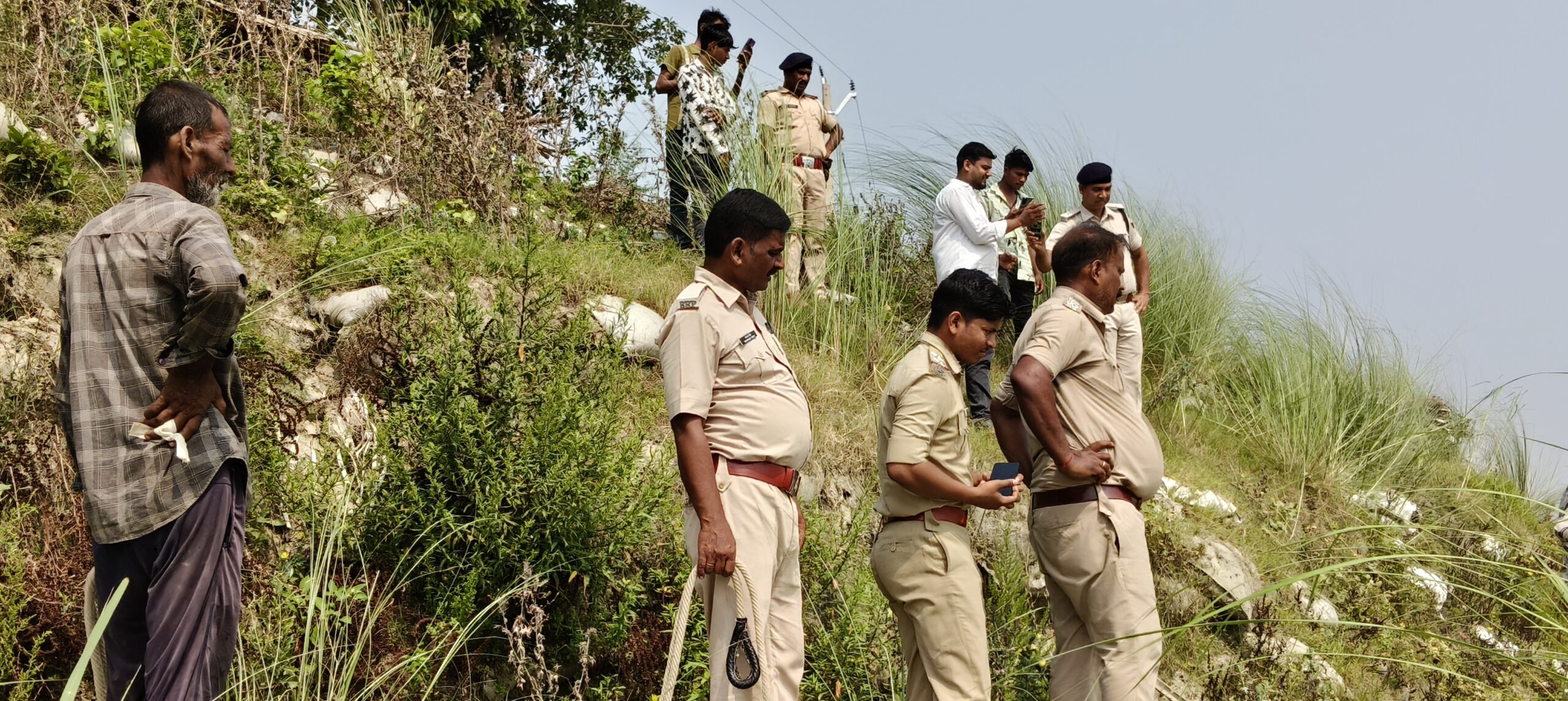 मामूली विवाद में भाई ने भाई की कुल्हाड़ी से काटकर शव को नदी में फेंका, पिता सहित आठ गिरफ्तार
