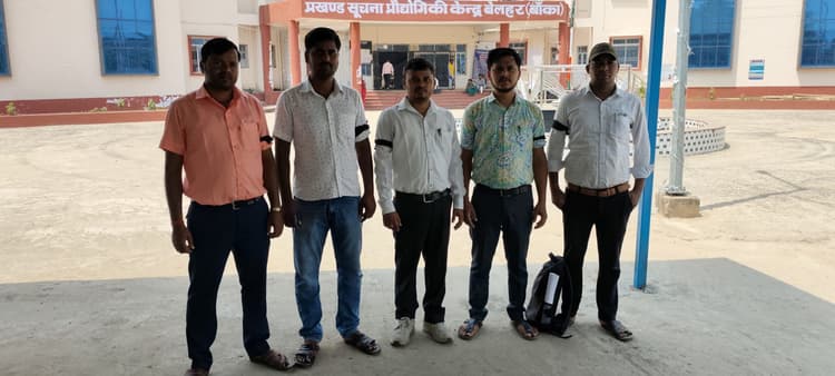 गोलीकांड के विरोध में काला बिल्ला लगाकर काम पर पहुंचे राजस्व कर्मचारी