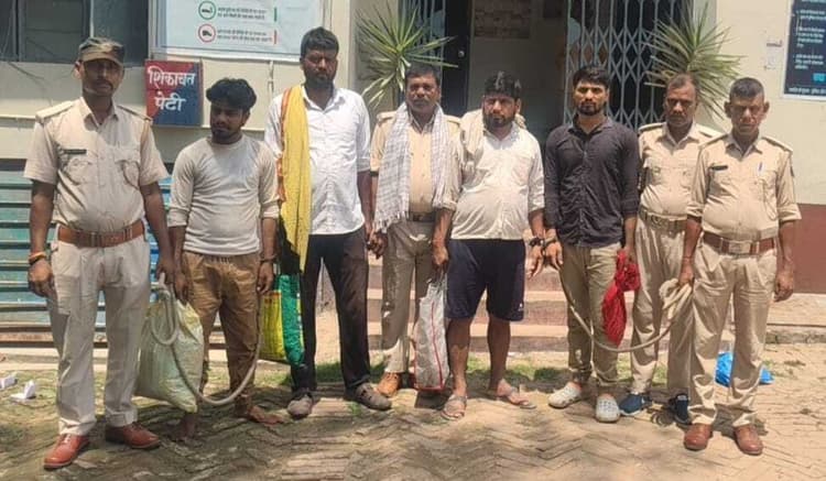 फरार आरोपित व वारंटी गिरफ्तार, देर रात चली छापेमारी