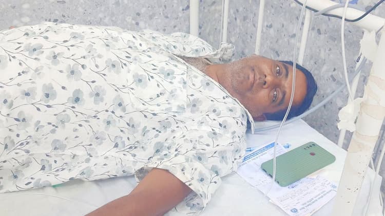 बाइक से सफर के बाद युवक की बिगड़ी तबीयत, अस्पताल में भर्ती