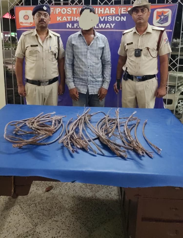 आरपीएफ ने रेलवे की ओएचई कैटेनरी तार के साथ आरोपित को पकड़ा