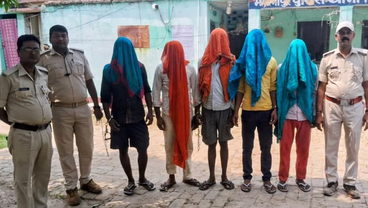 शराब के नशे में हंगामा कर रहे पांच लोगों को पुलिस ने पकड़ा