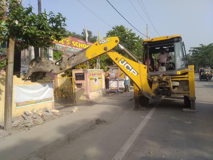 जाम से निजात दिलाने के लिए सड़क किनारे जेसीबी से हटाया अतिक्रमण