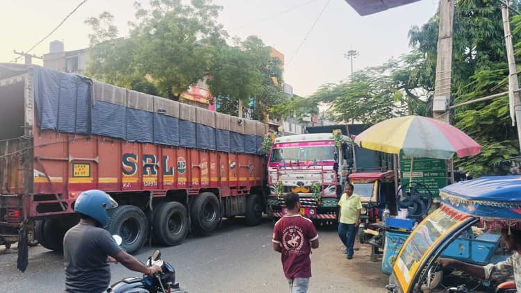 चांदबली स्थान से तारापुर मोड़ तक लगा महाजाम, जाम में फंसा मालवाहक ट्रक व हाइवा