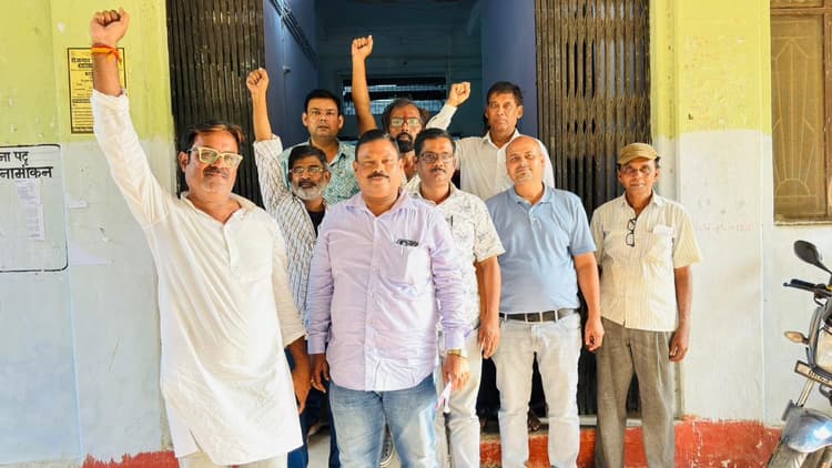 सामूहिक अवकाश को लेकर डीएस कॉलेज प्राचार्य व कुलसचिव पूर्णिया को सौंपा ज्ञापन