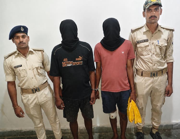 चोरी की बाइक के साथ कोढ़ा गैंग के दो सदस्य गिरफ्तार