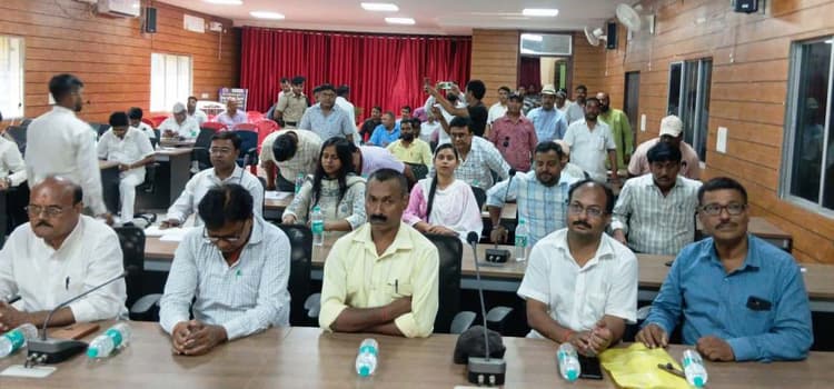 पेयजलापूर्ति की लचर व्यवस्था पर डीएम नाराज, एक-एक वार्ड का प्रभारी बना कर जलापूर्ति की जांच का निर्देश