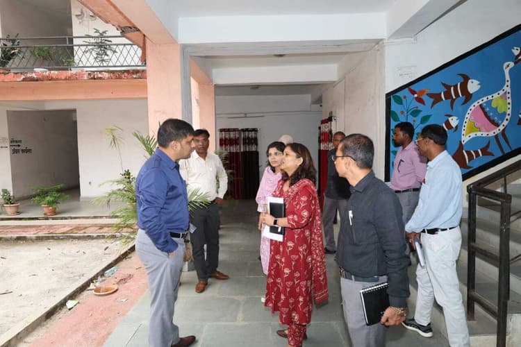 उपायुक्त ने खूंटी प्रखंड सह अंचल कार्यालय का किया निरीक्षण