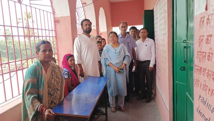 नाथनगर विधायक ने किया स्कूल का निरीक्षण, कहा- बच्चों की पढ़ाई में लापरवाही बर्दाश्त नहीं