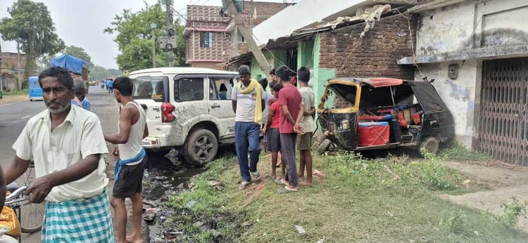 भंडारी चक में स्कॉर्पियो व ऑटो की हुई टक्कर, चालक की हालत गंभीर