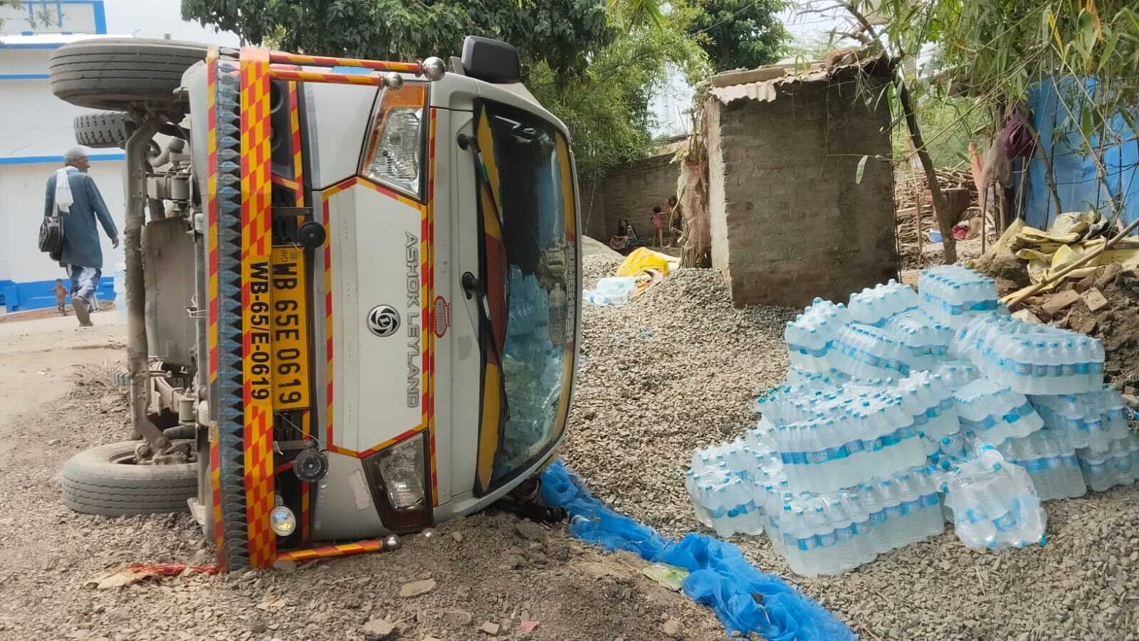 सालमारी गायघट्टा पथ पर पिकअप पलटा, कोई हताहत नहीं