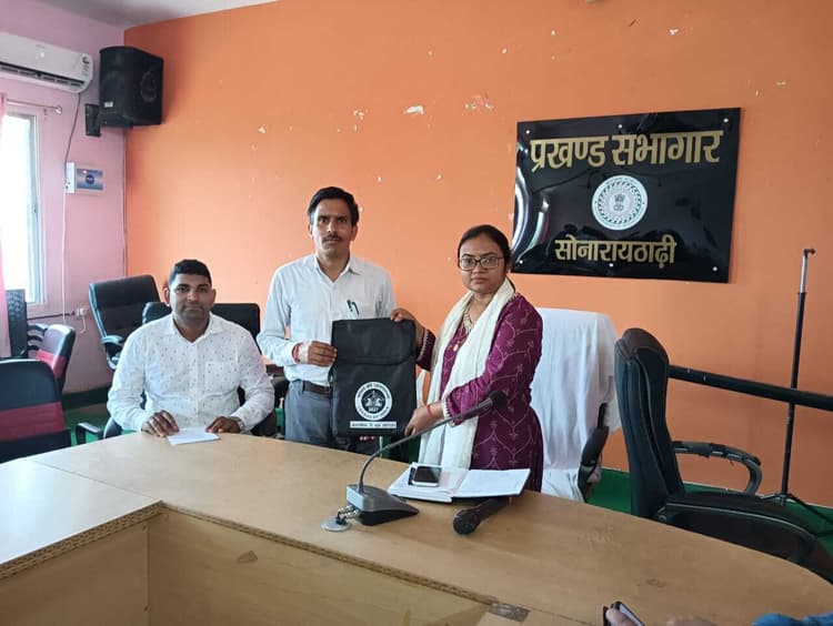 जनगणना कर्मियों के बीच जनगणना किट का वितरण, बीएलबीसी बैठक आयोजित