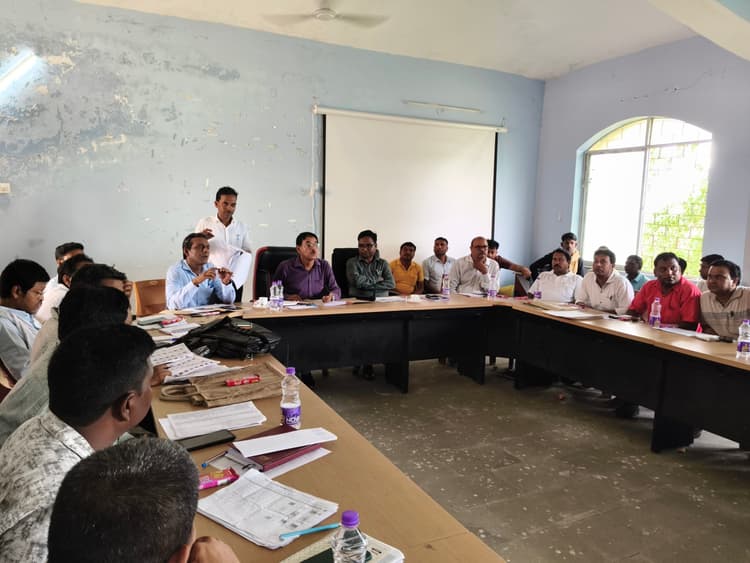 एसडीओ ने बीएलओ और सुपरवाइजर को दी हिदायत, एसआइआर प्रक्रिया पर जोर