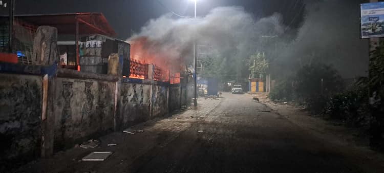 मीट मंडी से उठती दुर्गंध और धुआं स्थानीय लोगों के लिए परेशानी का कारण
