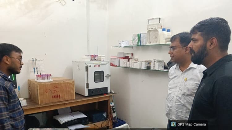 बीडीओ और प्रभारी चिकित्सा पदाधिकारी ने की मेडिकल शॉप व पैथोलॉजी की जांच