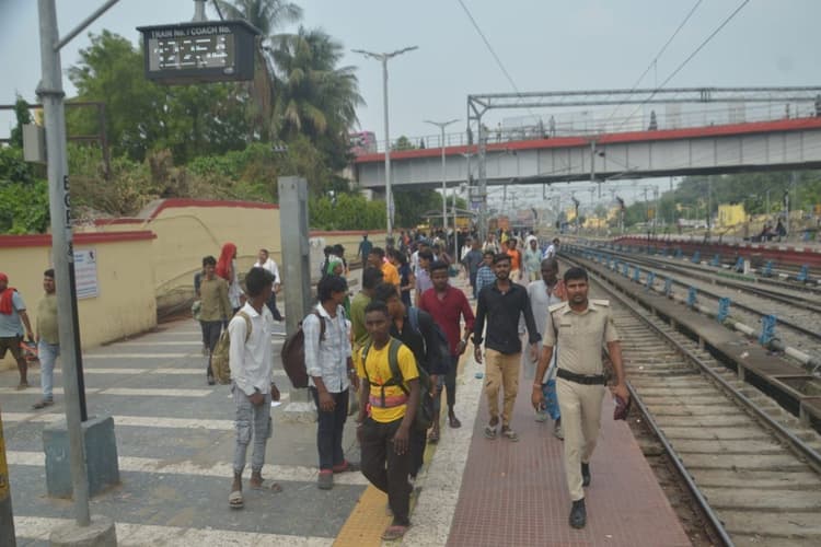 अंग एक्सप्रेस में जनरल कोच की भारी भीड़, तीन सौ से अधिक यात्री घर लौटे