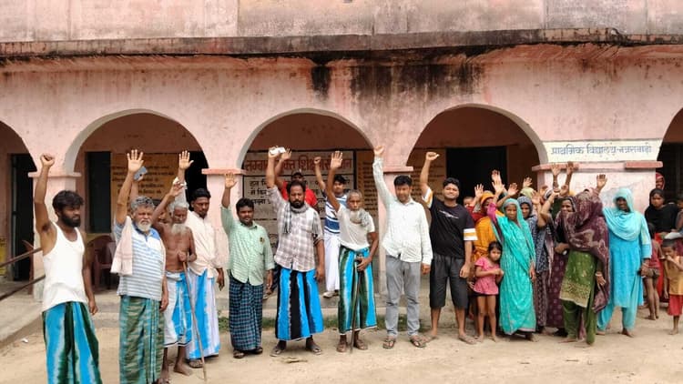 एमडीएम बंद, बच्चे भूखे, नजराबाड़ी स्कूल में फूटा ग्रामीणों का गुस्सा
